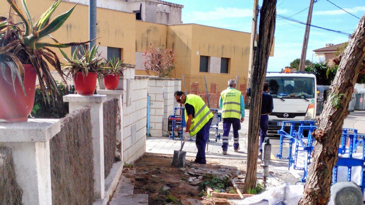 La inversión permitirá mejorar el estado de las aceras de Segur de Calafell y construir otras nuevas.