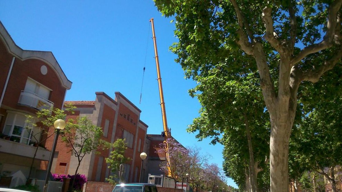 ​Retiren dotze dipòsits d'aigua recoberts amb amiant de la coberta de la Sedera