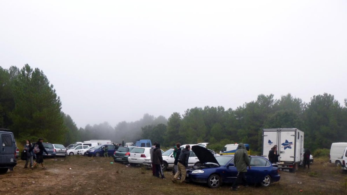 Imagen general de vehículos aparcados y algunos asistentes en la 'rave'.