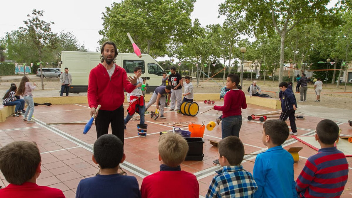 Circo, manualidades, ajedrez y rosas para trasladarse a otra época