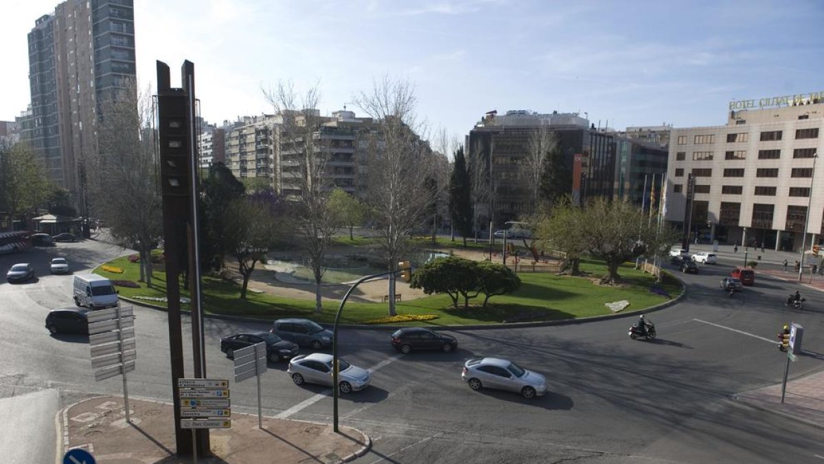 El detingut va ser vist conduint una mocicleta amb dos ocupants i sense llum de posició a la plaça Imperial Tarraco
