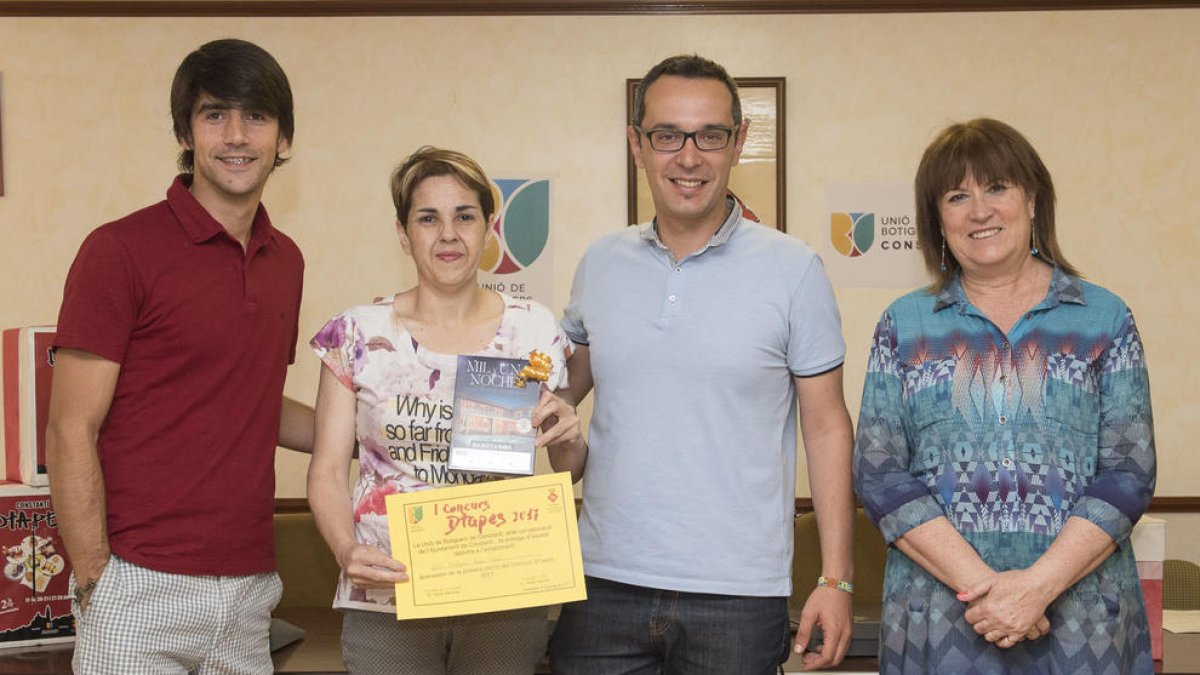 Imagen del acto de entrega del premio de la tapa más votada del Constantí DTapes.