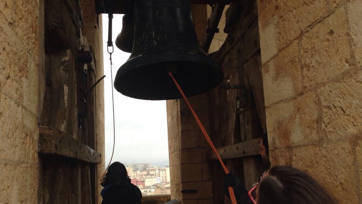 Dos campaners fan sonar les campanes a Reus en protesta per la situació dels refugiats sirians. Imatge del 19 de març de 2016
