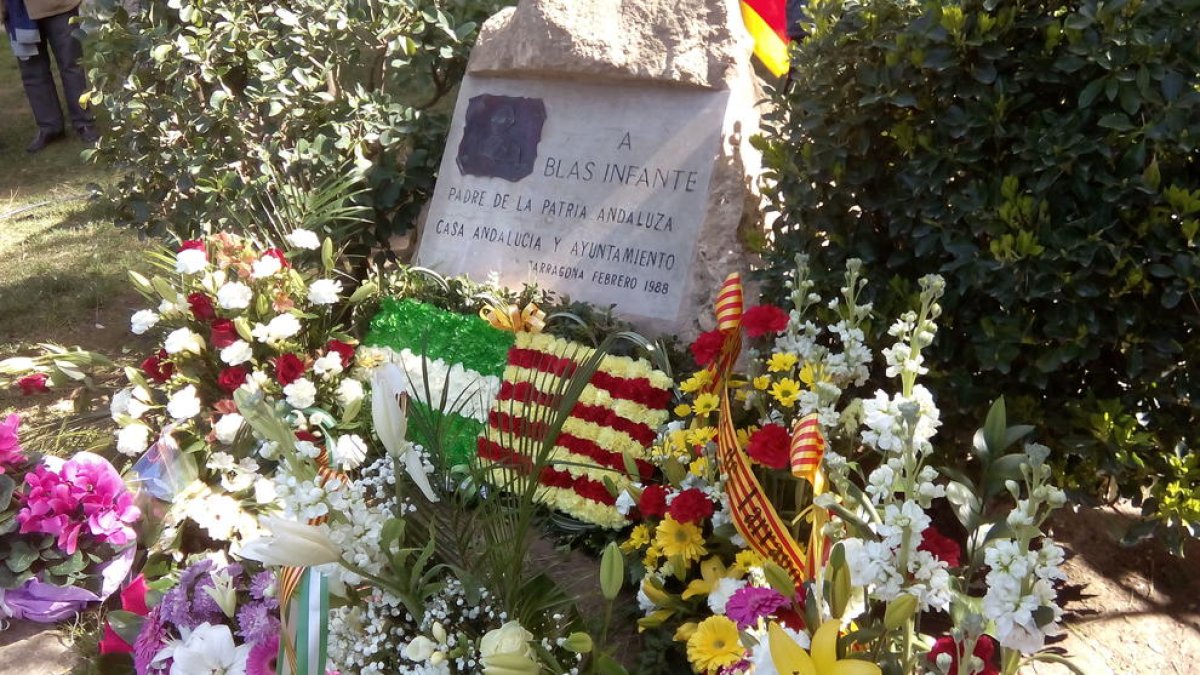 Los representantes políticos y de las asociaciones culturales han llenado de flores el monolito a Blas Infante.