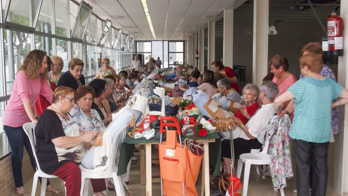 Un momento del encuentro, que reunió a 'puntaires' de toda la demarcación.