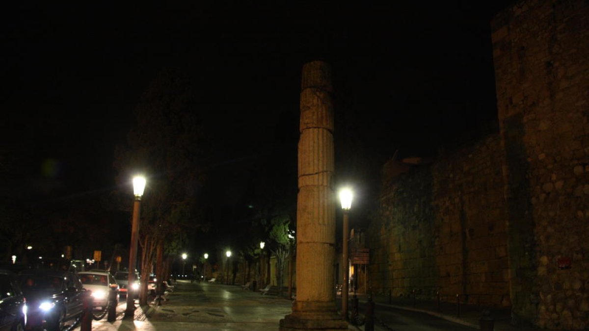 La muralla de Tarragona amb llums apagades per L'Hora del Planeta el 19 de març de 2016