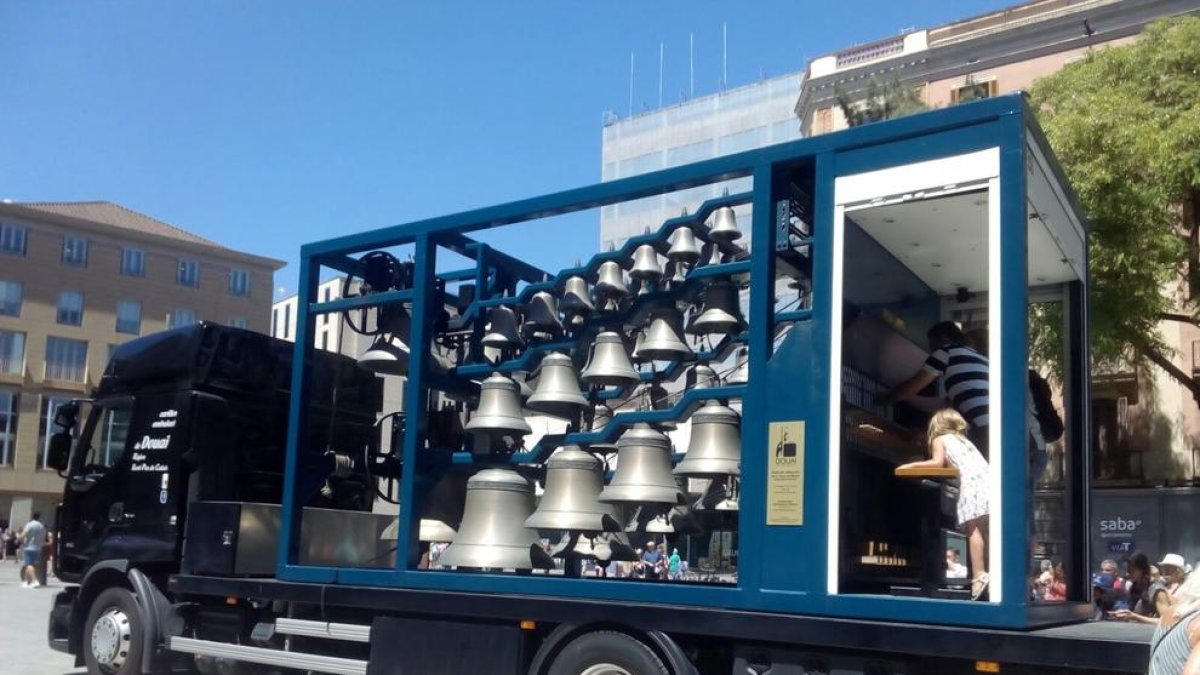 El carillón móvil, que llega mañana a Tarragona, ya ha sonado por las calles de Barcelona.