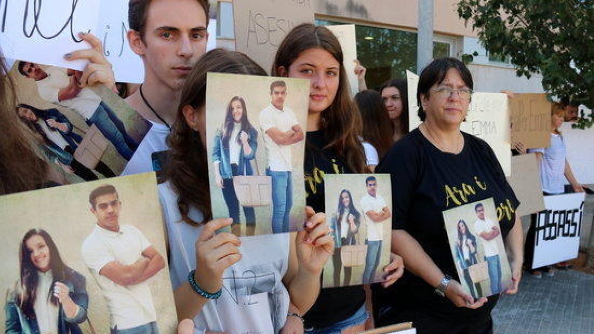 Pla detall dels concentrats davant dels jutjats d'Amposta, amb pancartes reclamant justícia per la mort dels joves.