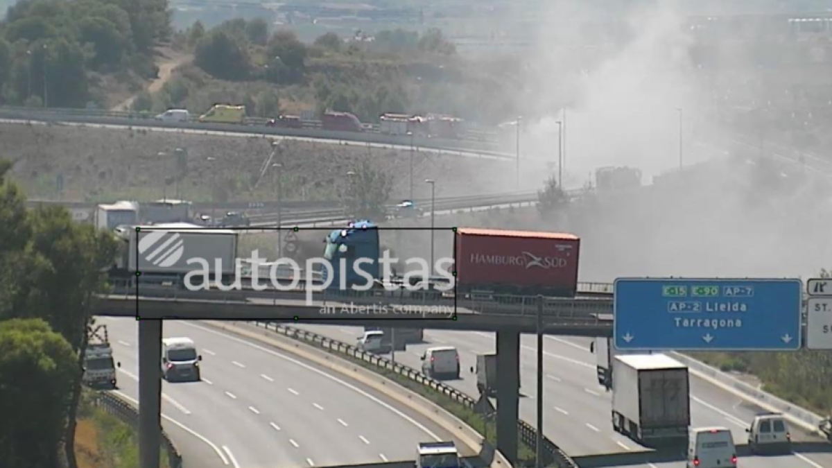 El fum generat pel foc en una fotografia de les càmeres situades a la mateixa l'autopista.