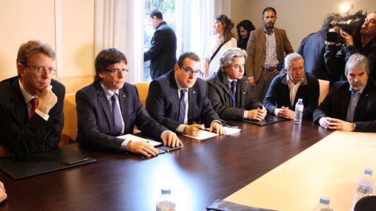 Reunió amb els caps de la regió d'emergències i els representants del Govern de la Generalitat i del territori, amb el president Carles Puigdemont i el conseller d'Interior, Jordi Jané, a l'Hotel Corona de Tortosa.