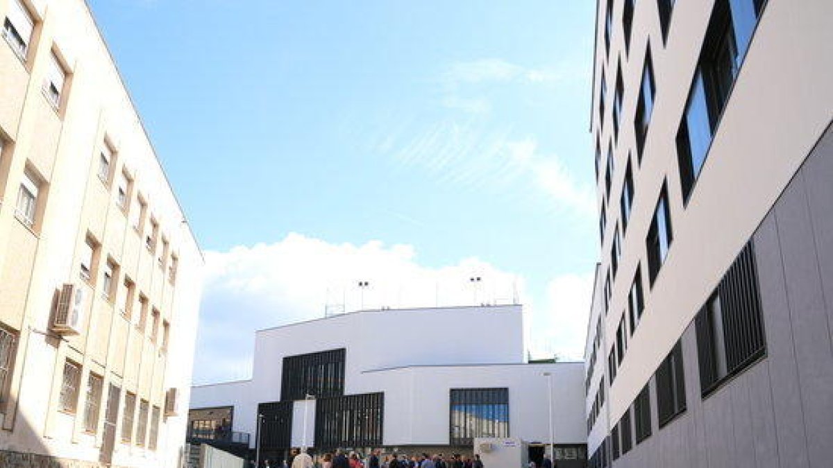 Panorámica general del nuevo complejo Sant Jordi en Tarragona, de la nueva residencia universitaria -a la derecha-, mientras en la otra banda queda el edificio de la antigua residencia, en una visita en la recta final de las obras, el 4 de mayo del 2017.