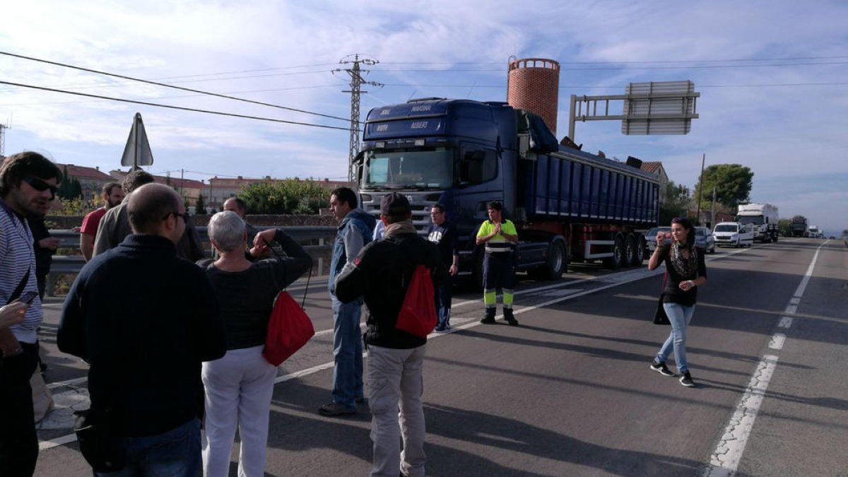 Primeros vehículos parados ante las personas que cortan la N-340, a la altura de las Casas de Alcanar para protestar por el encarcelamiento de algunos consellers.