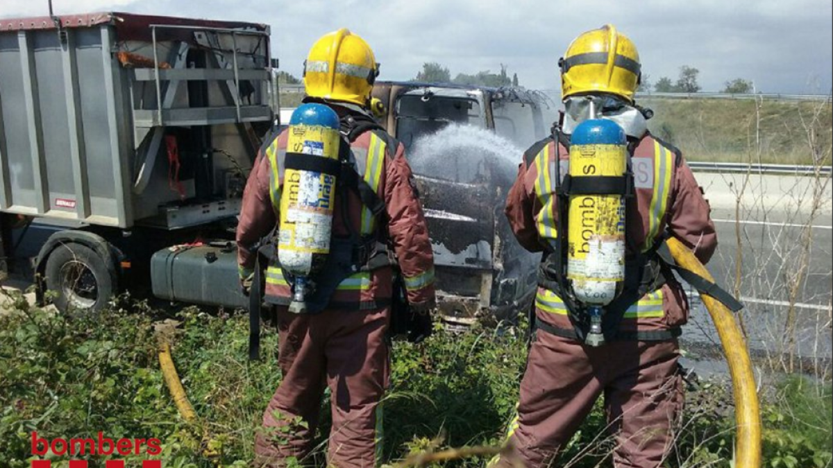 Queman dos camiones al A7 entre Cambrils y Vila-seca sin daños personales