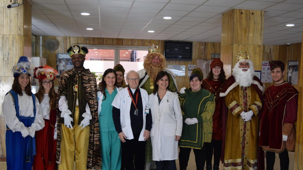 Los Reyes han visitado el Hospital Juan XXIII acompañados de sus pajes.