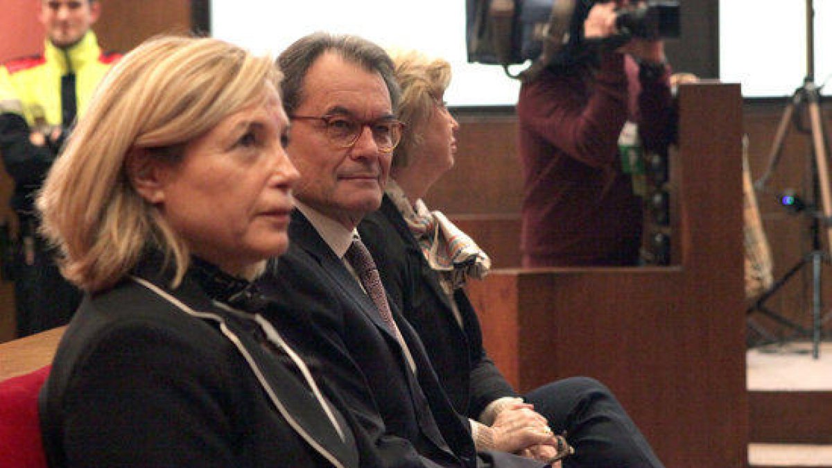 Artur Mas, Joana Ortega e Irene Rigau, en el banquillo de los acusados el 6 de febrero del 2017, primer día del juicio por el proceso participativo del 9 de noviembre del 2014