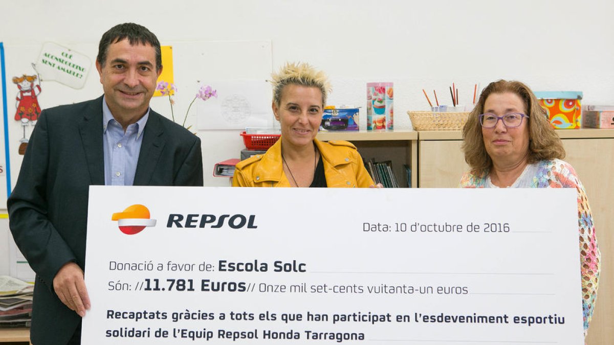 El director del Complex Industrial de Repsol a Tarragona, Josep Francesc Font, la directora del centre, Raquel Martínez, i una professora de l'escola.