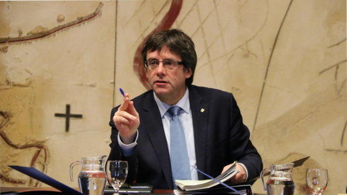 El president del Govern, Carles Puigdemont, en la reunió setmanal del Consell Executiu, al Palau de la Generalitat, el 17 de Gener de 2017