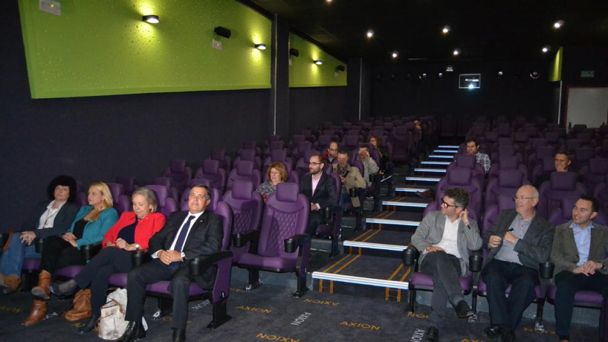 Imagen de los concejales en las butacas de los nuevos cines Axion de La Fira.