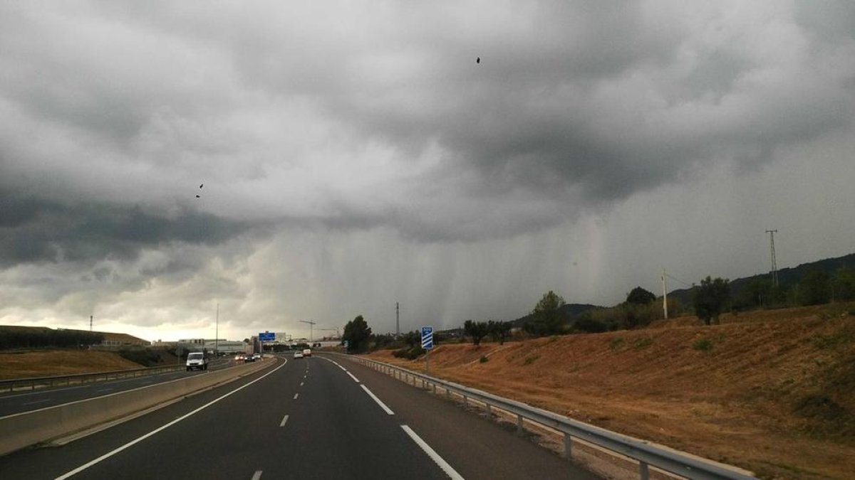 Cortinas de lluvia desde la Selva del Camp.