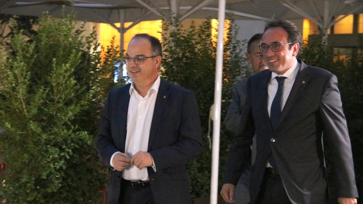 Imagen de archivo del conseller de Presidencia y portavoz del Gobierno, Jordi Turull, con el conseller de Territori, Josep Rull.