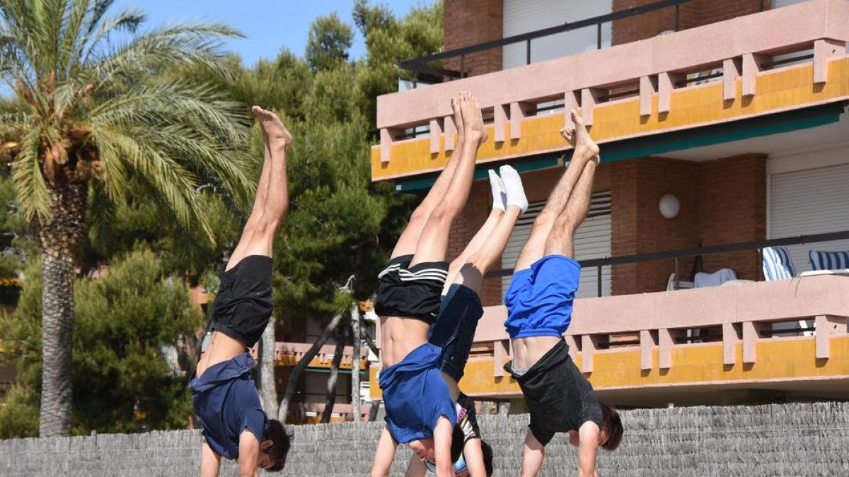 Un grup de joves practicament al nou parc d'esports de Torredembarra.