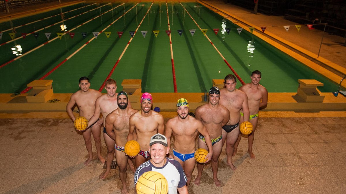 El nuevo equipo de waterpolo del CN Reus Ploms, en un entrenamiento, el miércoles por la noche en la piscina.