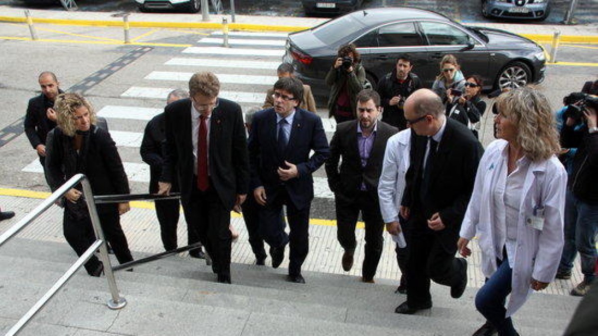 El president de la Generalitat, Carles Puigdemont, el conseller de Salut, Toni Comín, els responsables de l'Hospital de Tortosa, i l'alcalde de Tortosa, Ferran Bel, entrant al centre de salut per visitar els ferits de l'accident de Freginals.