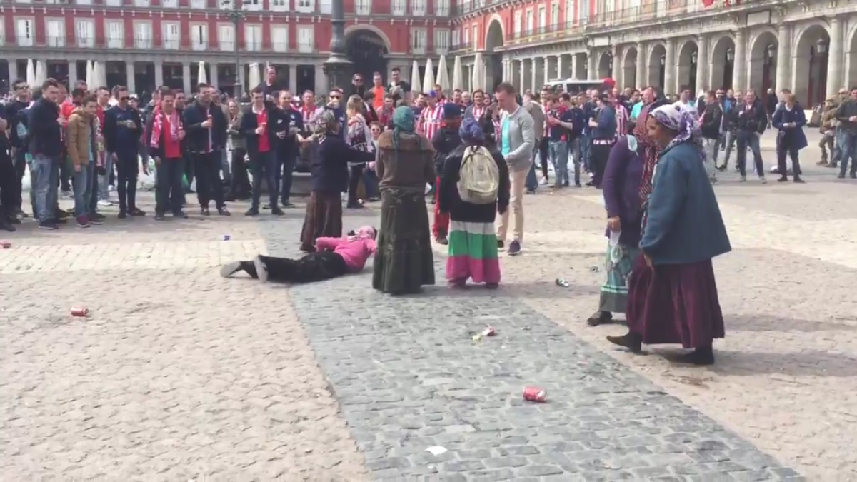 Imatge extreta d'un dels vídeos enregistrat, dimarts passat, a Madrid, on humiliaven un grup de dones.