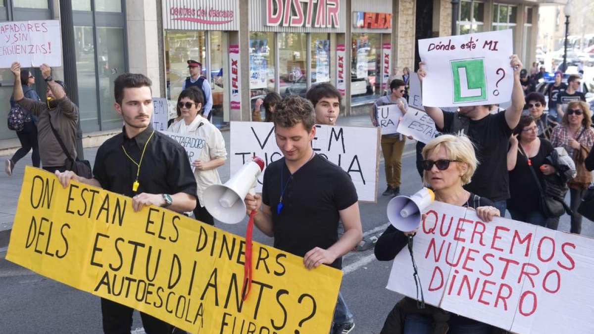 Els alumnes es van manifestar un mes després del tancament sobtat de l'Autoescola Europa.