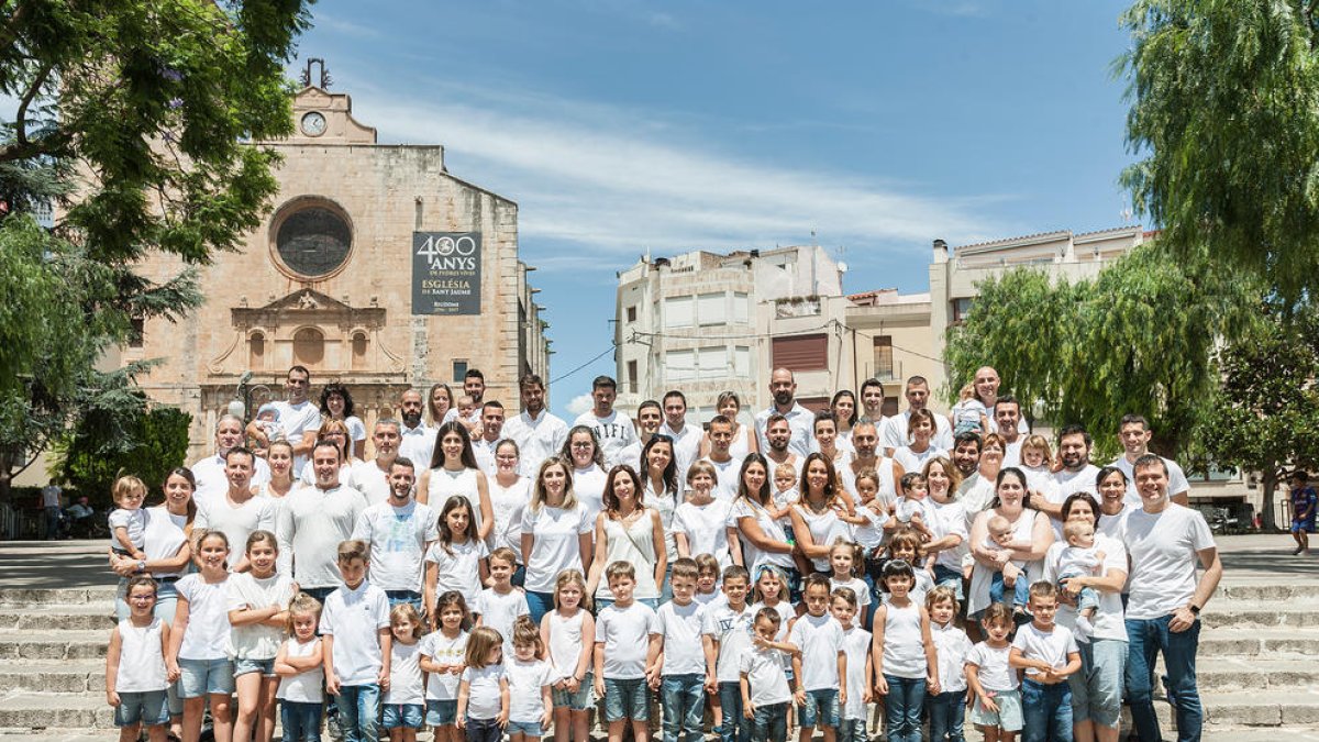 Fotografía de familia del grupo del Cavall dels Nebot, en la plaza de la Església.