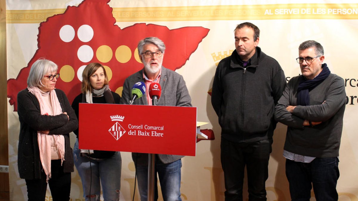 El presidente del Consejo Comarcal del Baix Ebre, Enric Roig, acompañado por los consejeros|consellers Emilio Bertomeu, Josep Mas, Roser Merlos y la exconsejera|exconsellera Maria Beltran.