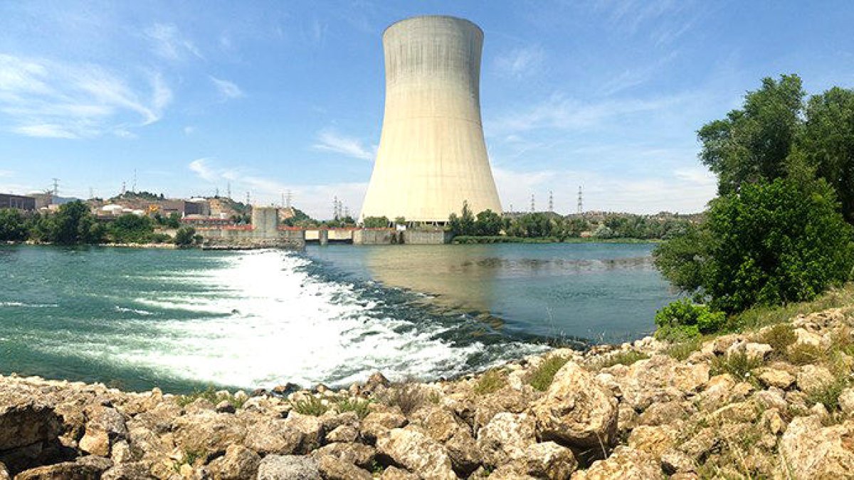 Imagen del azud de Ascó con la central nuclear en el fondo.