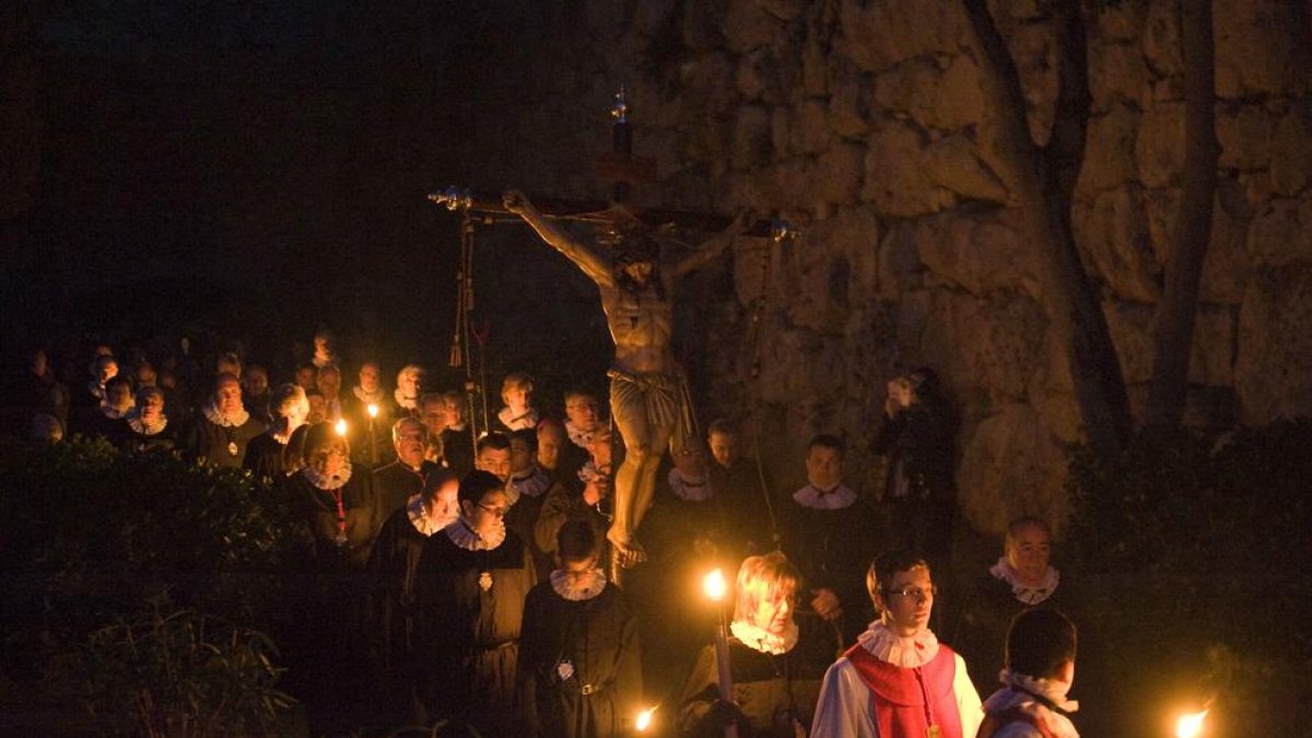 A dalt, el Viacrucis de la Congregació de la Puríssima Sang i, a baix, la processó de Jesús entrant a Jerusalem de la Germandat Nostre Pare Jesús de la Passió.