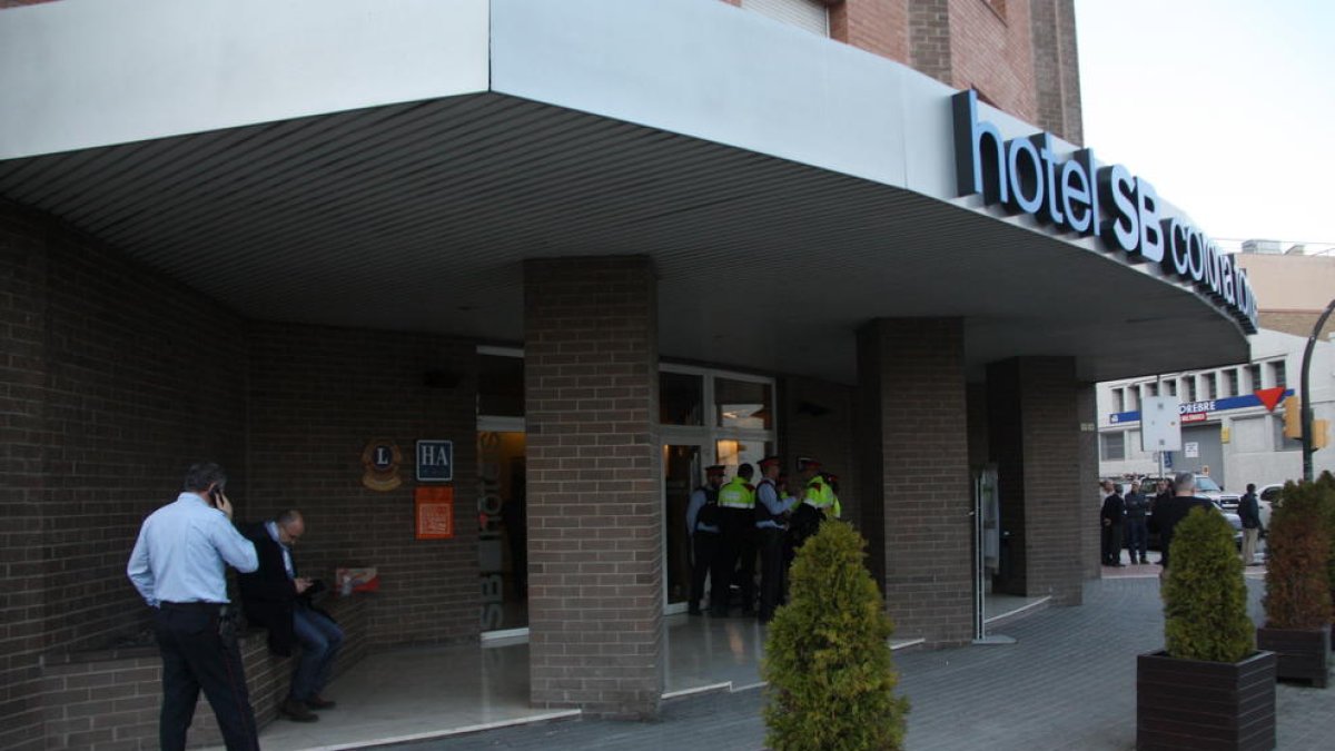 Pla general de la façana de l'hotel Corona de Tortosa amb efectius dels Mossos a la porta. Imatge del 20 de març de 2016