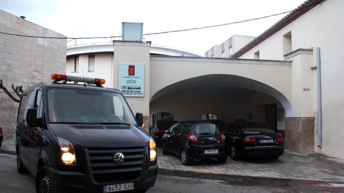 Pla general d'un vehicle de transport judicial sortint del tanatori municipal de Tortosa, al nucli de Jesús, el 20 de març del 2016