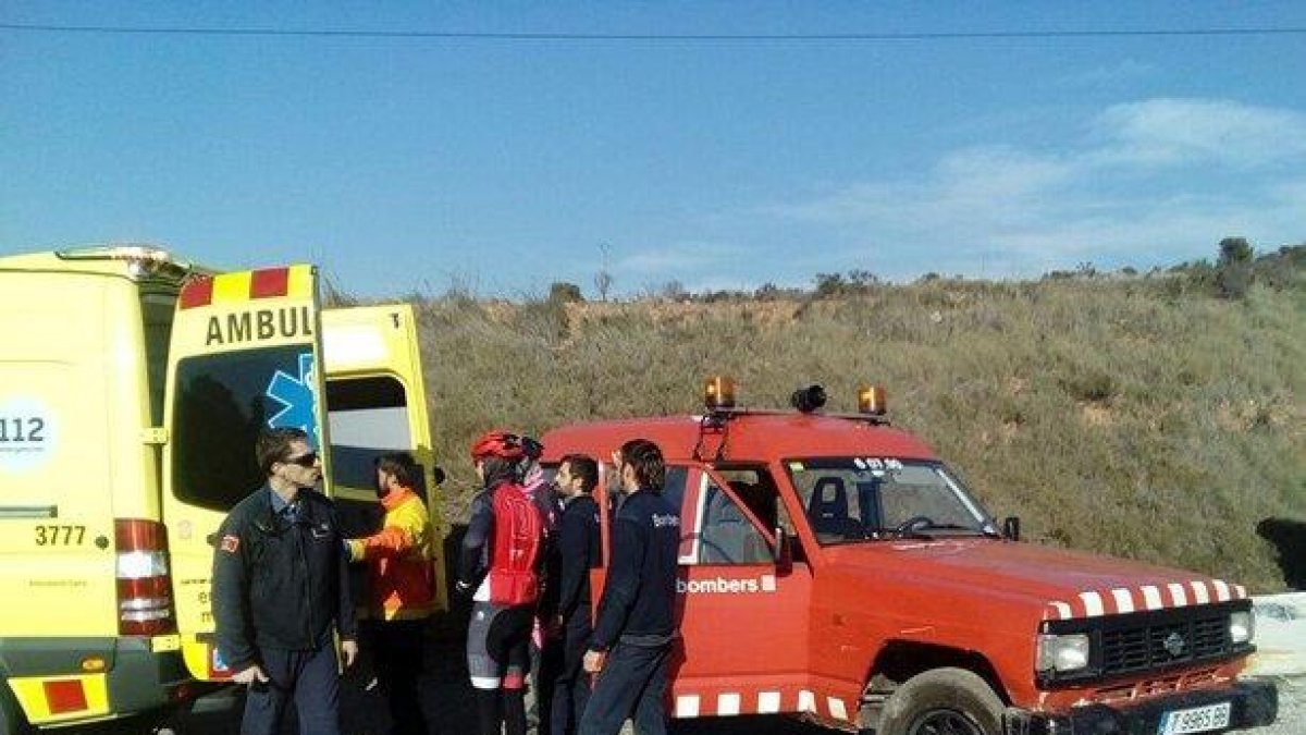 Los Bomberos han acompañado al ciclista hasta la carretera, donde lo esperaba el SEM.