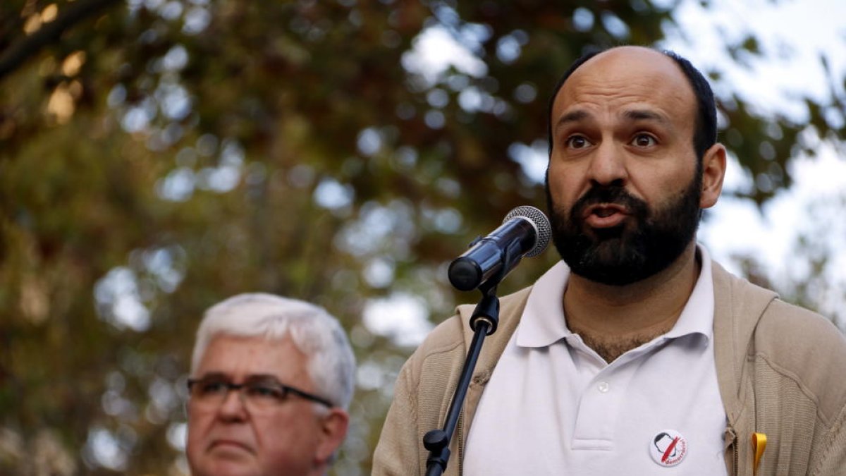 El portaveu d'Òmnium, Marcel Mauri, adreçant-se als assistents a la manifestació per la llibertat de Sànchez i Cuixart, amb el vicepresident de l'ANC, Agustí Alcoberro, al seu darrere.