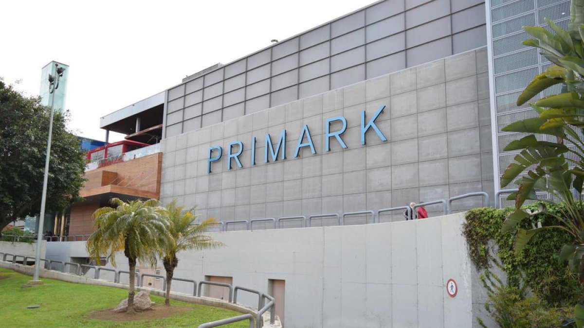 Las letras gigantes de Primark ya están en el Parc Central.