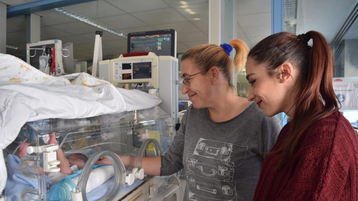 Paula está en la incubadora del hospital Joan XXIII. Su madre y su hermana la van a visitar a menudo.