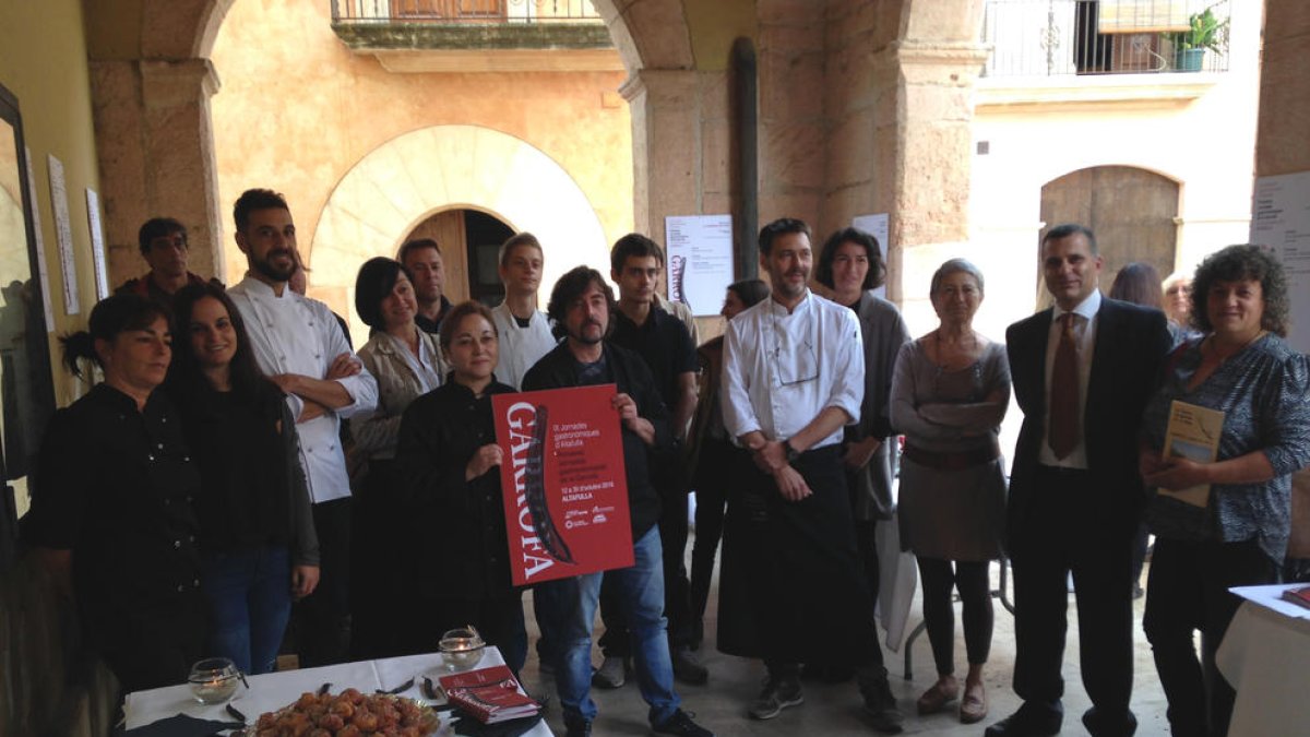 El concejal de Comercio, Jaume Sánchez, y el Maestro Pastelero Oriol Rossell, de El Obrador, asistieron a la presentación de las IX Jornadas Gastronómicas de Altafulla.