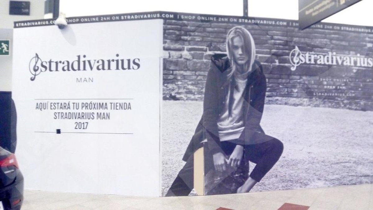 El cartell ubicat actualment a la futura botiga Stradivarius Man.