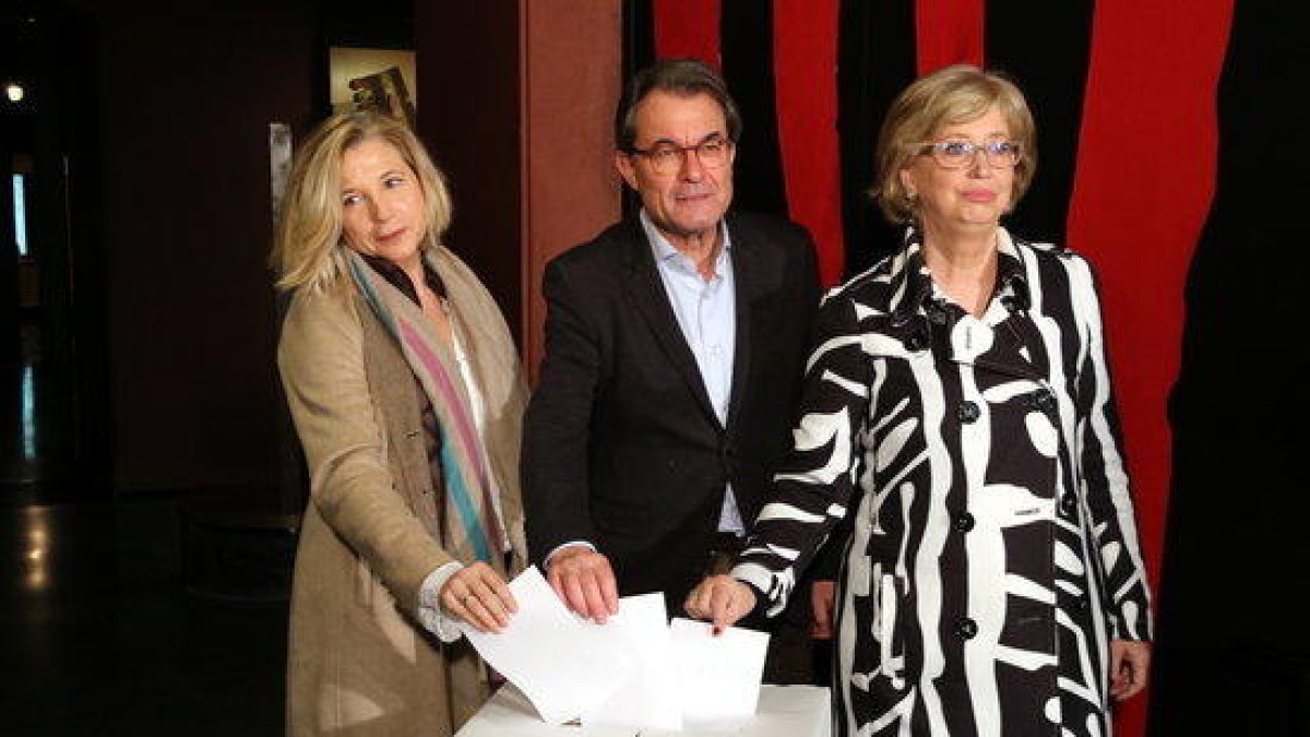 Imatge d'Artur Mas, Joana Ortega i Irene Rigau fent el gest simbòlic de repetir el vot del 9N al Museu d'Història el 5 de febrer de 2017.