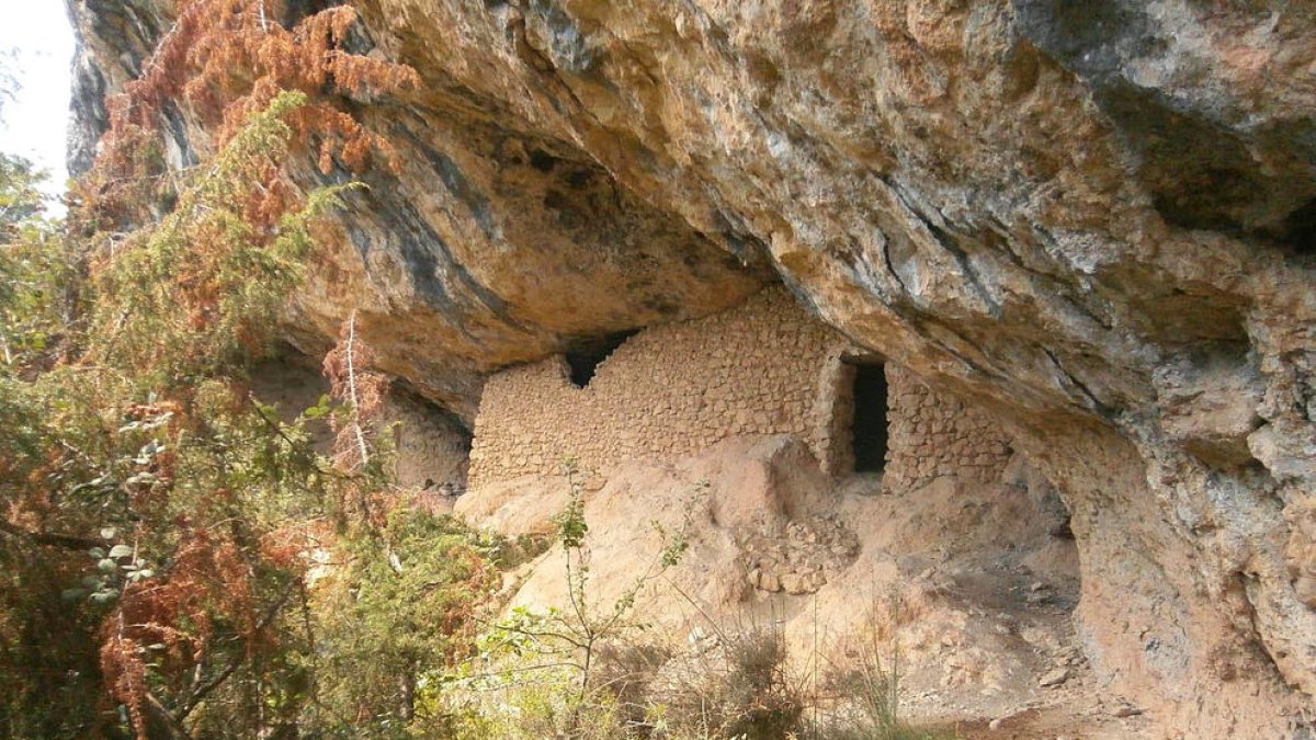 Un hombre de 86 se cae de 15 metros a la Cueva del Corral de la Febró