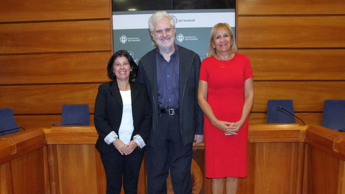 Imatge de la recepció que va fer l'alcalde del Vendrell, Martí Carnicer, amb les dues premiades Torra i Mercadé.