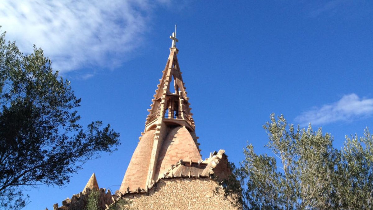 Imagen del exterior del templo diseñado por Josep Maria Jujol.