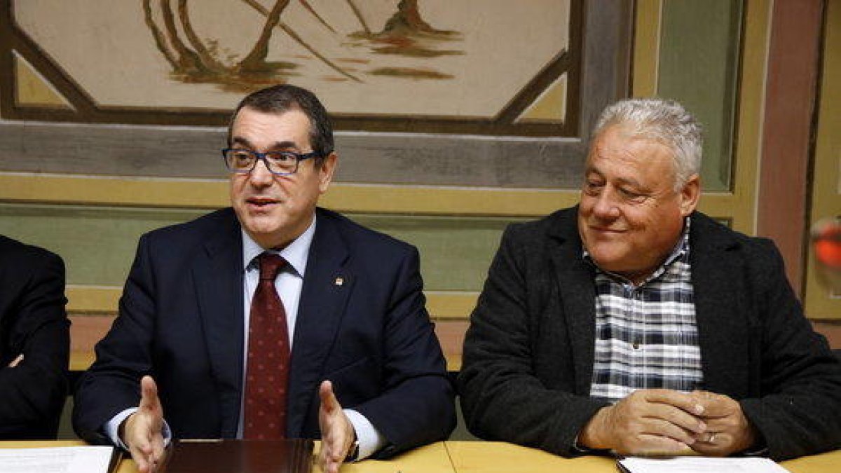 Imatge d'arxiu de l'alcalde del Morell, Pere Guinovart, al costat esquerre del conseller d'Interior, Jordi Jané, en l'acte de signatura del conveni de cessió d'emissores de la xarxa RESCAT.