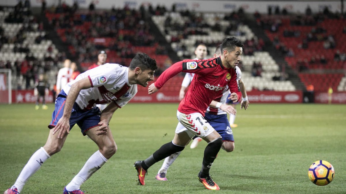 Juan Delgado, durante el partido contra la Huesca. El sudamericano sabe que puede dar un rendimiento mucho más elevado.