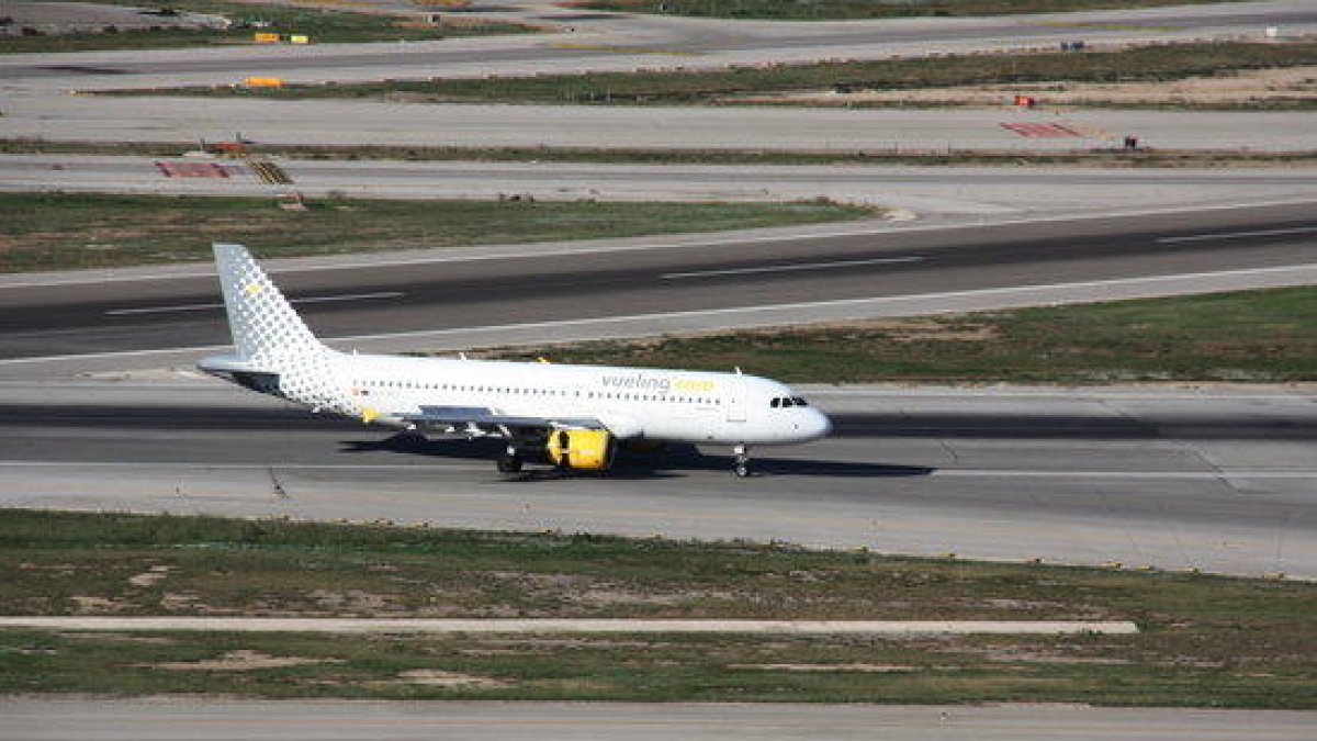 Imatge d'un avió de Vueling a les pistes de l'aeroport del Prat el 14 de novembre de 2016.