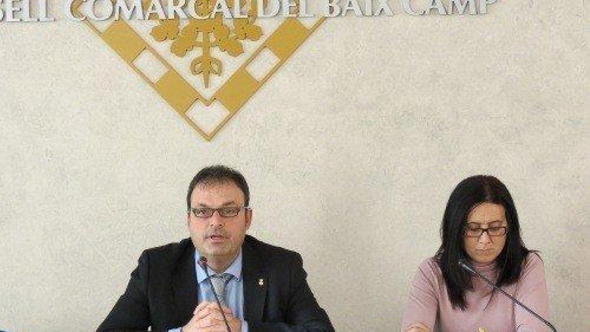 Anna Aragonès, a la dreta, juntament amb el president del Consell Comarcal, Joaquim Calatayud.