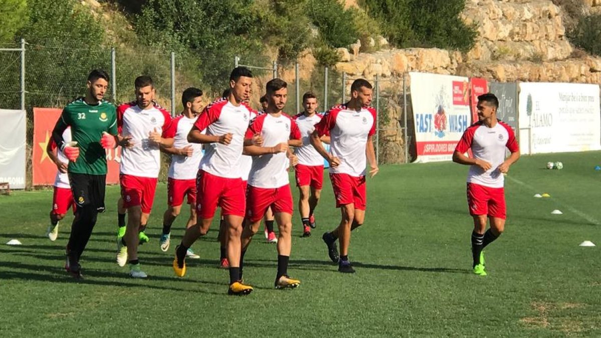 Carlos Blanco, el segundo empezando por la izquierda, durante el entrenamiento de esta mañana.